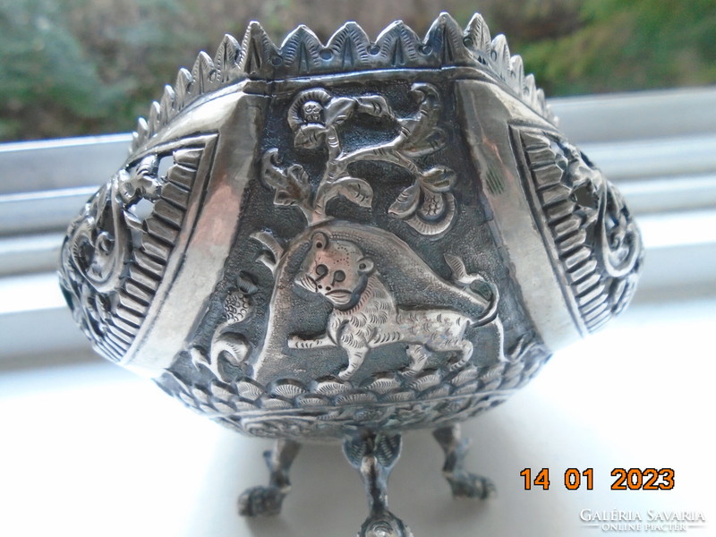 Antik KARACHI CUTCH áttört ezüst tál 3 lábon repoussé  oroszlán,elefánt és láma figurával