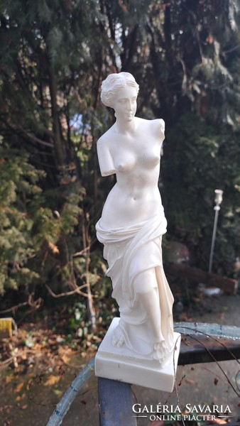 Méloszi Aphrodité egész alakos szobor.Mérete: 27 cm.