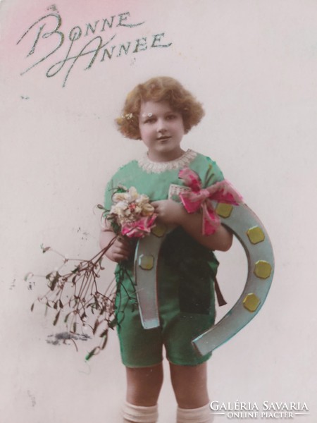 Régi újévi képeslap 1923 fotó levelezőlap kisfiú fagyöngy szerencsepatkó