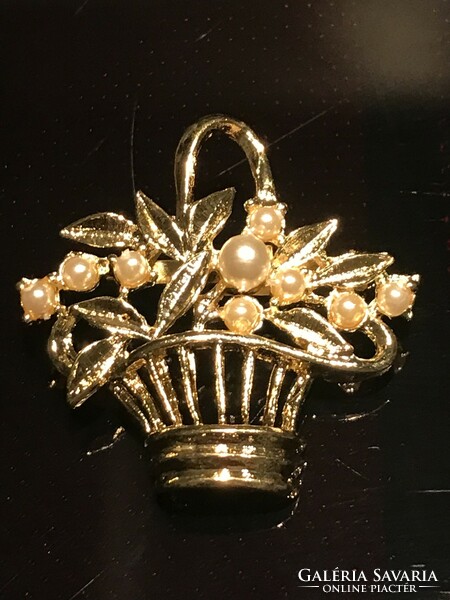 Aranyozott virágkosár alakú bross apró gyöngyökkel díszítve, 4 x 4 cm