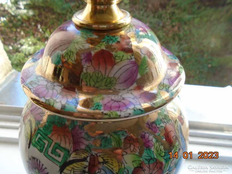 Kézzel festett famille rose  kínai lámpa gazdag aranyozással, lakkfa talppal