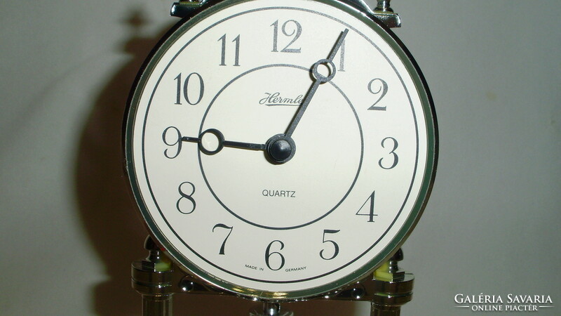 Retro ezüst színű Hermle feliratú burás asztali óra - elemes, német, műanyag - működik