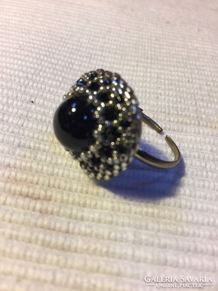 Handcrafted ring of adjustable size made of pearls (8 féd)