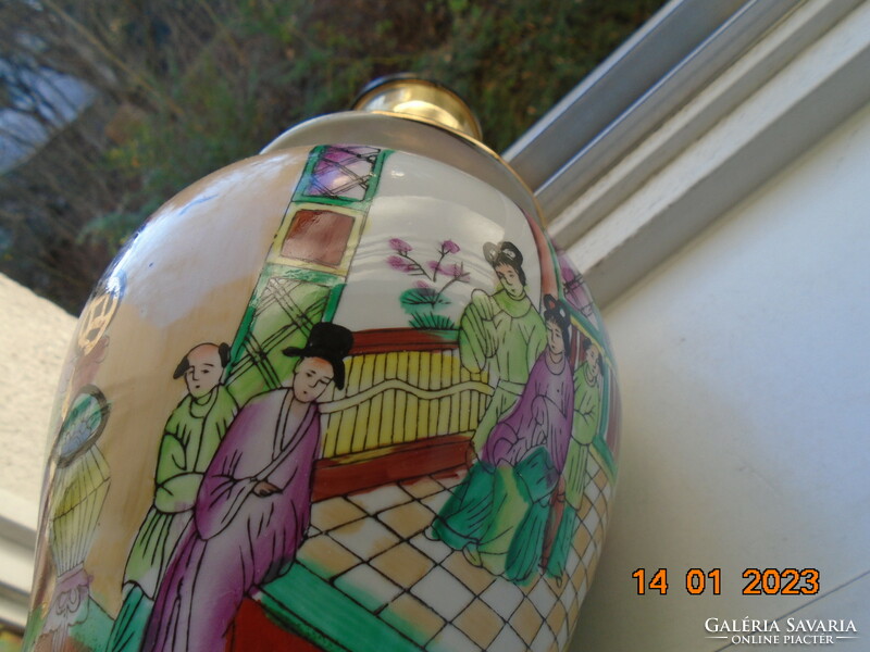 Kézzel festett famille rose  kínai lámpa gazdag aranyozással, lakkfa talppal