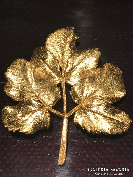 Gilded hawthorn leaf brooch, 5.5 x 5.2 cm
