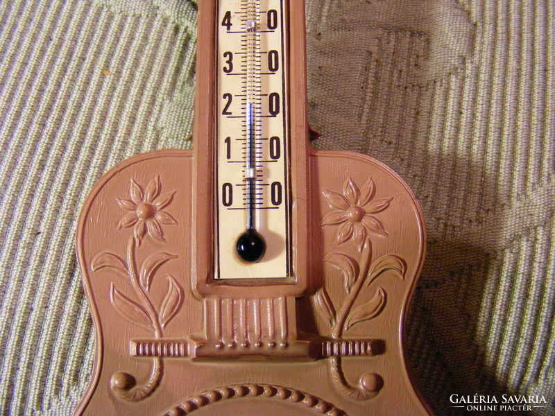Retro plastic guitar-shaped thermometer hair comb