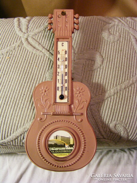 Retro plastic guitar-shaped thermometer hair comb