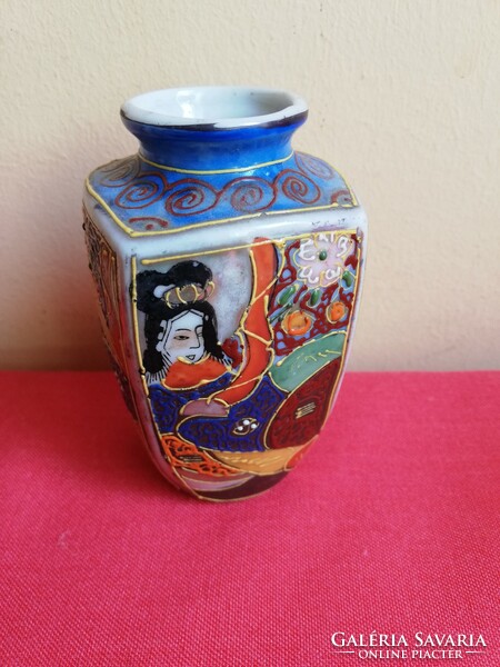 Apró színes kézzel festett japán porcelán váza