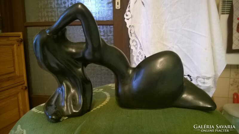 In the manner of Henry Moore-sunbathing female nude ceramic figure, sculpture 29x18 cm flawless