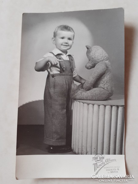 Régi gyerekfotó 1955 kisfiú mackóval vintage fénykép Fény-Szöv Mosoly Albuma