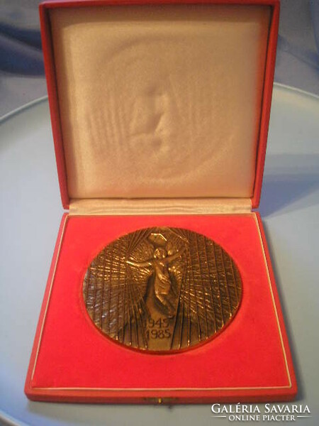 U8 Bronz művészi igen nagyméretű súlyos emlék vastag kortörténeti plakett 1945-1985  602 gr 12 cm