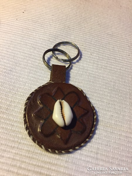 Leather key ring with sea snail from Africa, handicraft (8f)