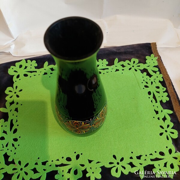 Fekete aranydiszitett üveg váza