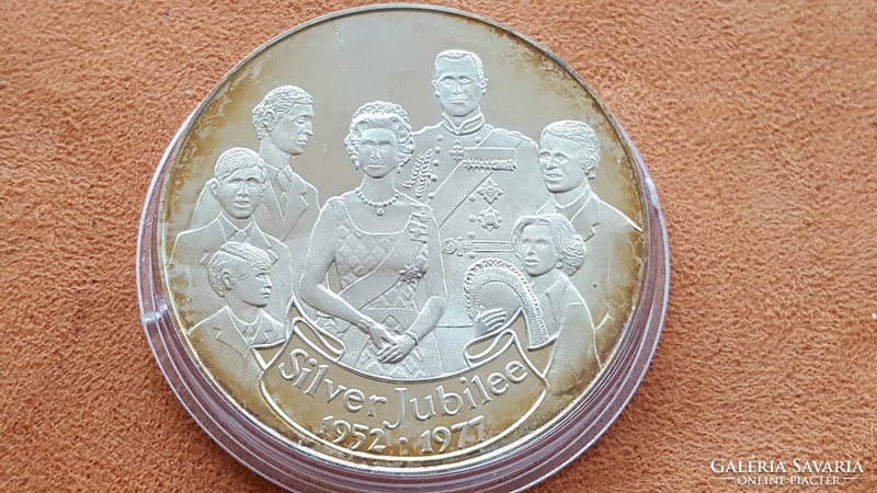 British Royal Family 1977 ! Rare silver medal! 40.3 grams! Free postage!