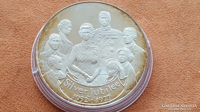 BRIT KIRÀLYI CSALÀD 1977 ! RITKA EZÜST ÉREM ! 40,3 gramm ! Ingyen posta  !