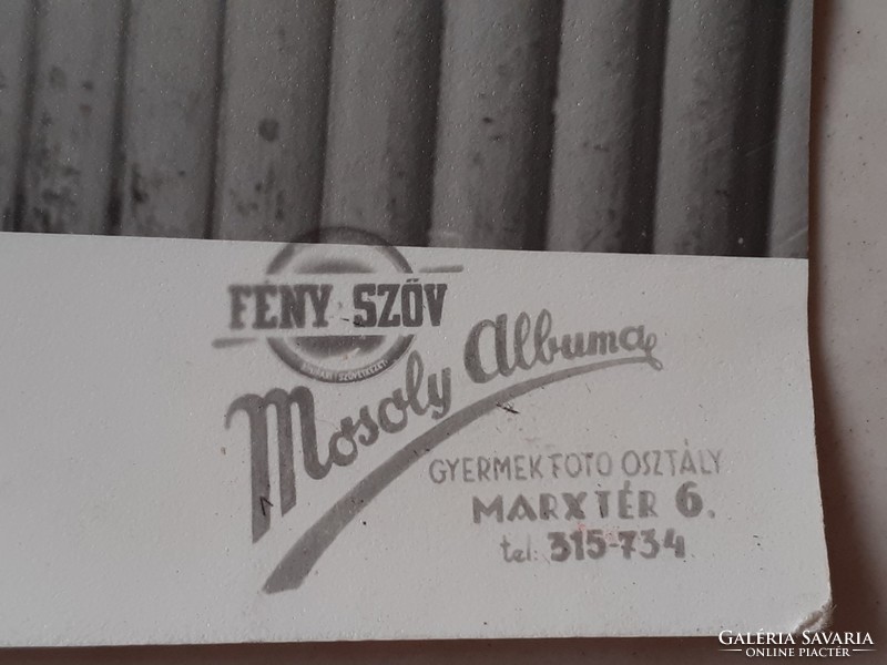 Régi gyerekfotó 1955 kisfiú mackóval vintage fénykép Fény-Szöv Mosoly Albuma