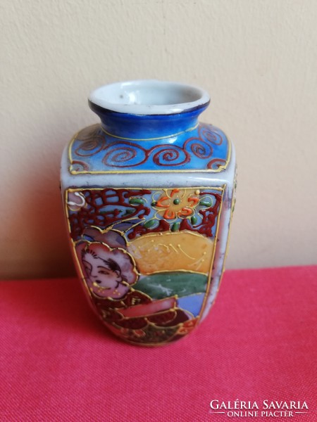 Apró színes kézzel festett japán porcelán váza