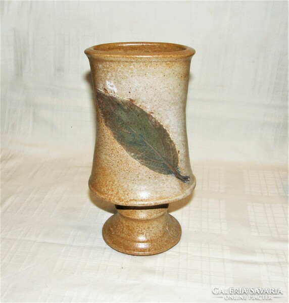 Szemereki teréz - Különleges, falevéllel ötvözött kerámia váza.