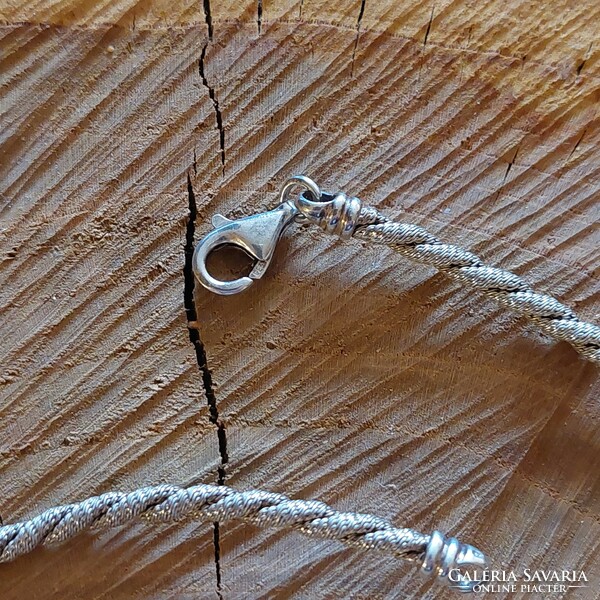 Vastag csavart ezüst nyaklánc különleges kerek medállal