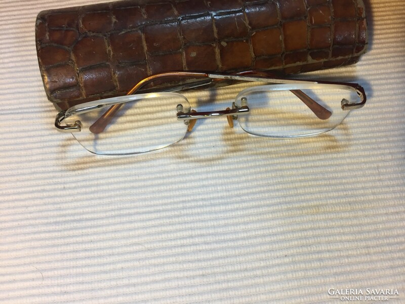 3 különböző szemüveg-keret, tokkal (KMD)