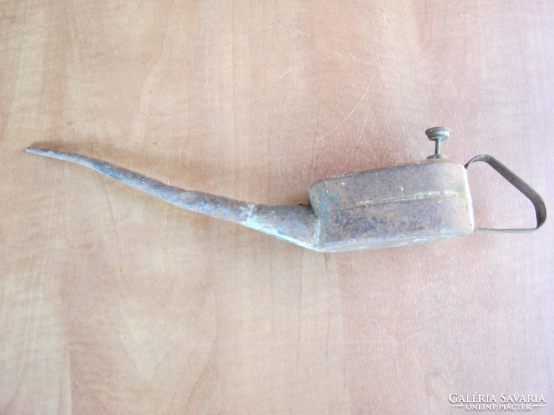 Old metal lubricator
