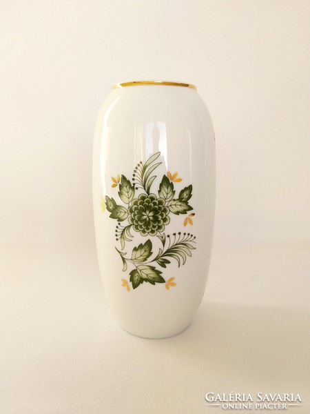 A vase decorated with green flowers from Hölóháza. Flawless!