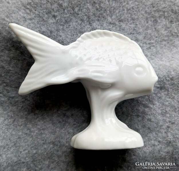 Raven house white fish 7.5X9cm