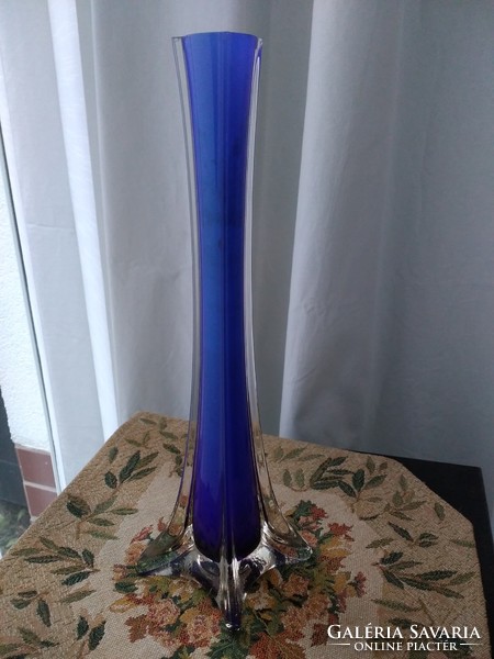 Gyönyörű kék színű szakított üveg váza
