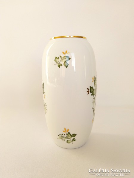 A vase decorated with green flowers from Hölóháza. Flawless!