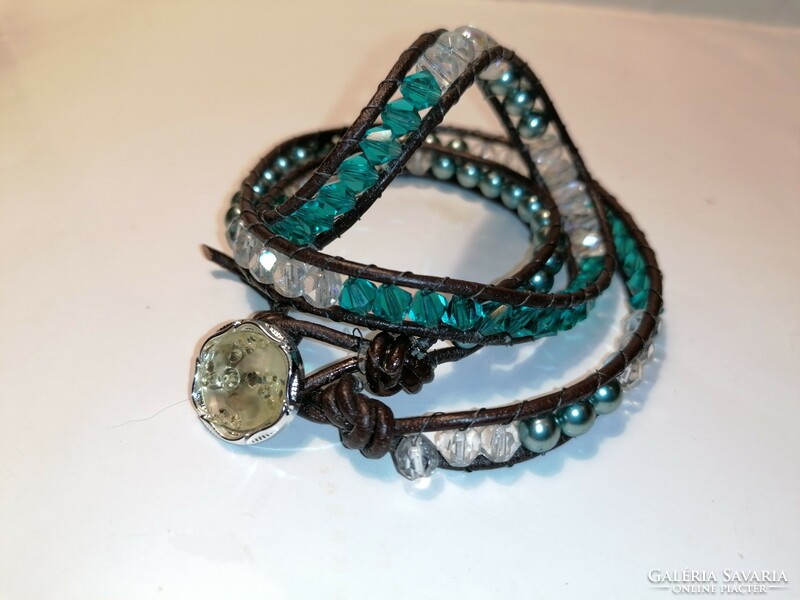 Bracelet with crystal and theca on a leather strap (774)