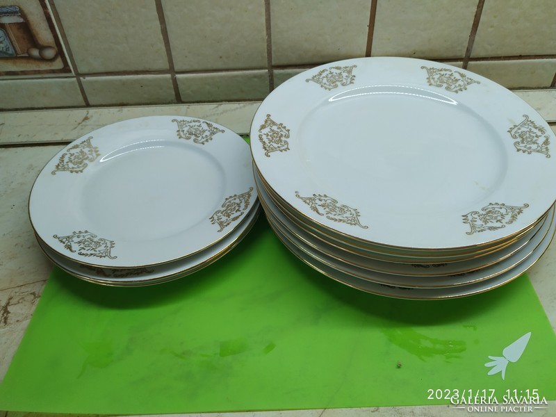 Arany mintás  porcelán lapos tányér 5 db, süteményes tányér 3 db eladó!