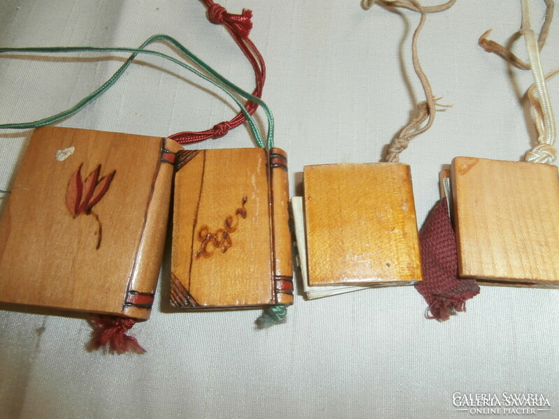 Miniatűr suvenir városfotókkal könyv alakú fa tartóban60-as évek