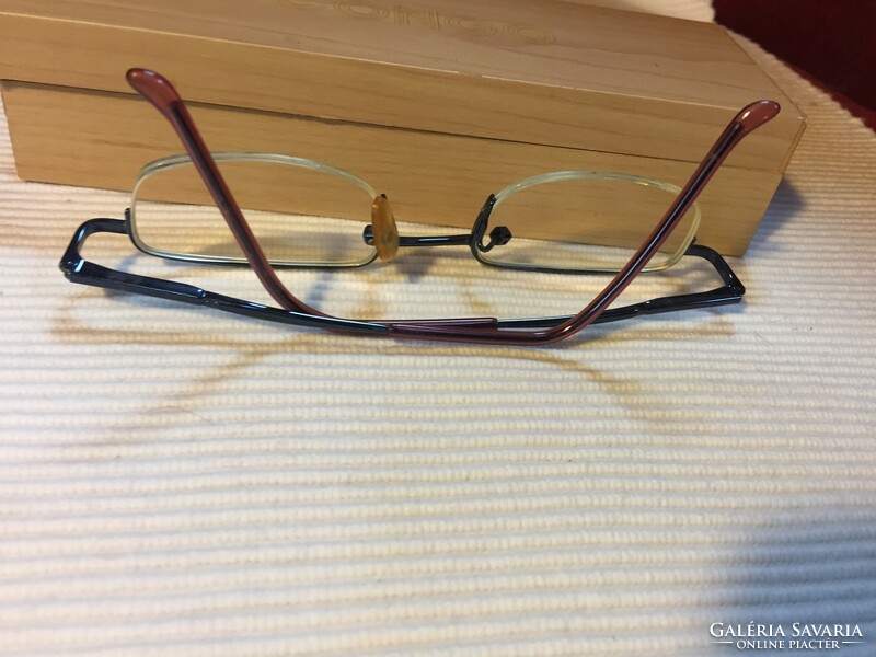 3 különböző szemüveg-keret, tokkal (KMD)