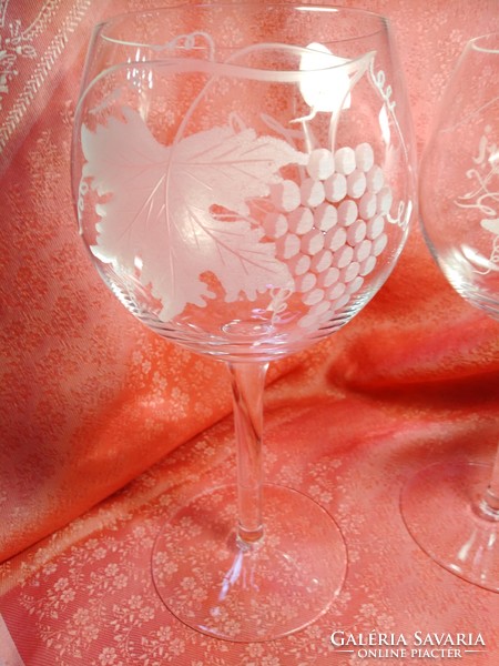 Csiszolt üveg talpas boros pohár:Évi és Zoli felirattal