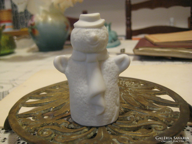 Porcelain small snowman, marked 7 cm