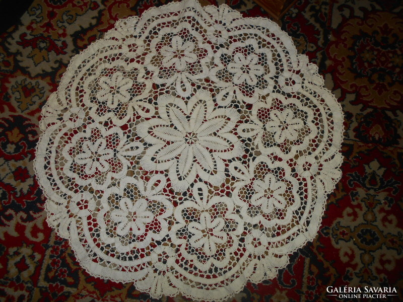 --Antique beaten lace tablecloth 85 cm