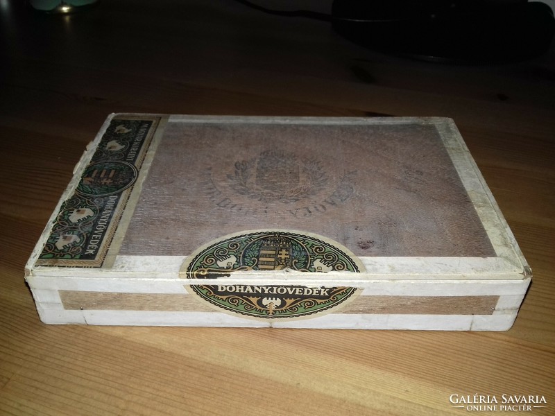 1927. Regalia media cigar box