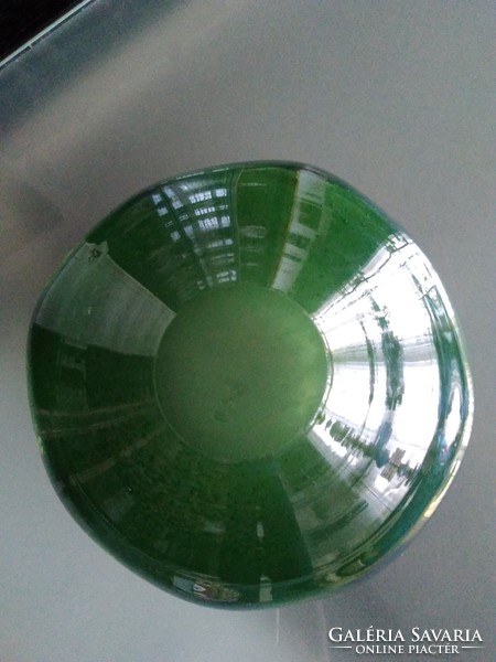 Zöld színű színjátszós szegelyű, buborékos üveg hamutartó!