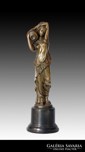 Korsós lany bronz szobor