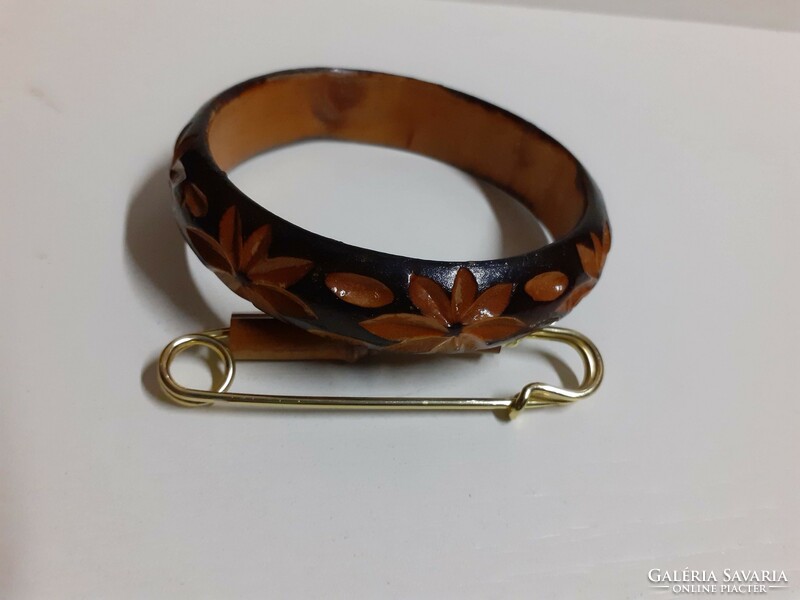 Retro gilded brooch pin scarf clasp with matching carved wooden bracelet