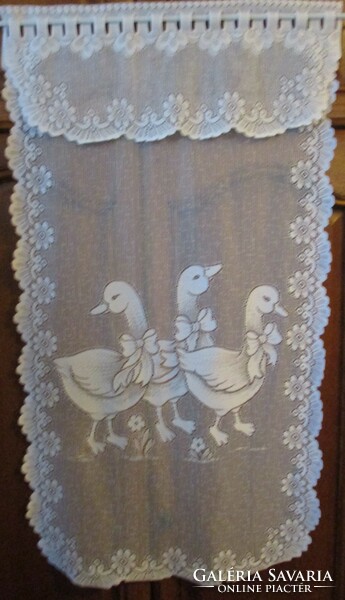 A special stained glass curtain with a goose-goose pattern for a narrow window