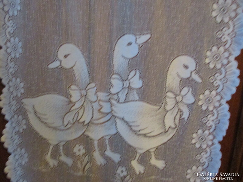 A special stained glass curtain with a goose-goose pattern for a narrow window