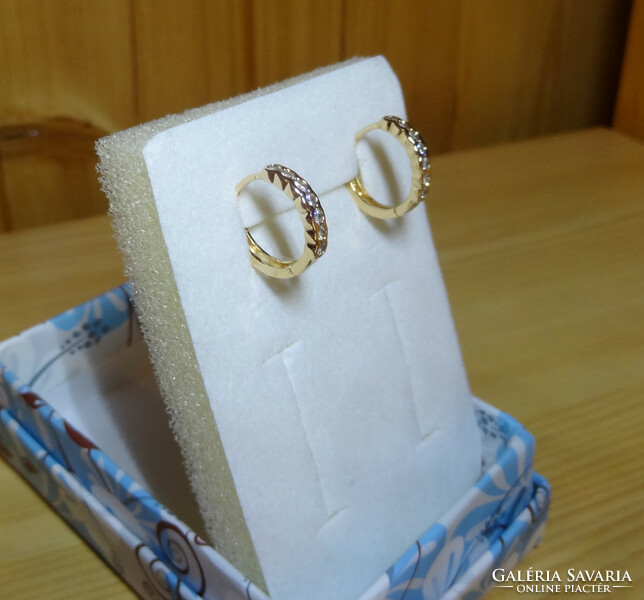 The best quality a.A. Jewelry, hoop earrings. Recommended for both young and old due to its size