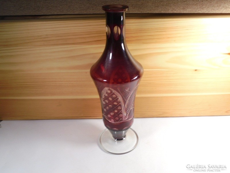 Old retro burgundy colored polished crystal vase center table - height: 26 cm