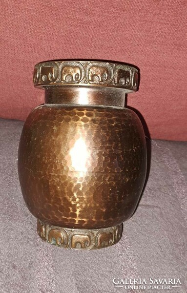 Horpadt Tevan Margit jellegű bronz váza.
