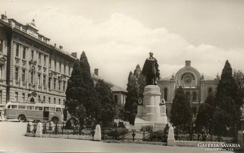 142 --- Futott képeslap  Pécs - Kossuth szobor