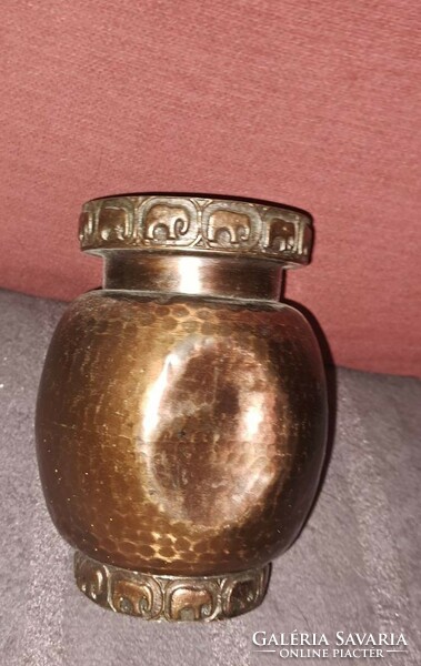 Horpadt Tevan Margit jellegű bronz váza.