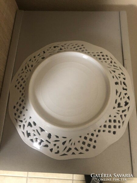 Openwork porcelain plate in the Dresden or Schumann style.