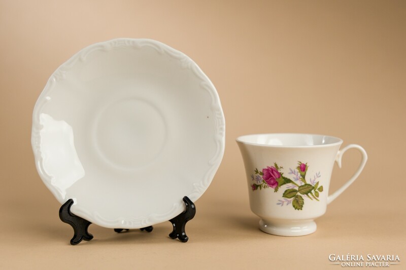 Porcelán teás csészék, alátét tányérok, 3-3 darab, különbözőek.
