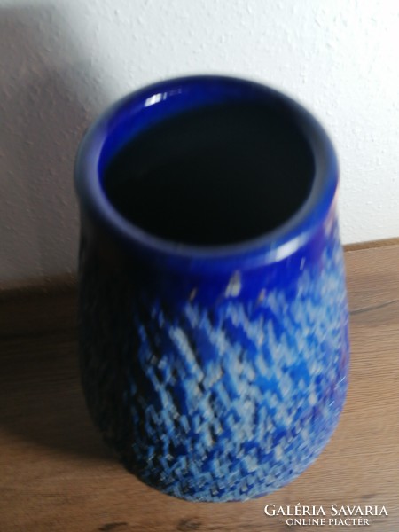 Hatalmas jelzett nyugat német kék kerámia váza, formabonto stílus, alján jelzett.